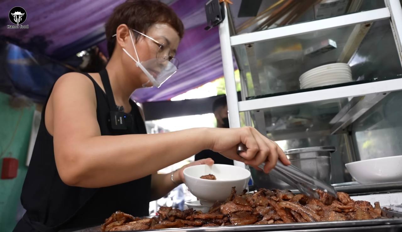Trước khi đưa chả cho khách, chị thường cầm kéo cắt bỏ từng phần rìa bị cháy đen.