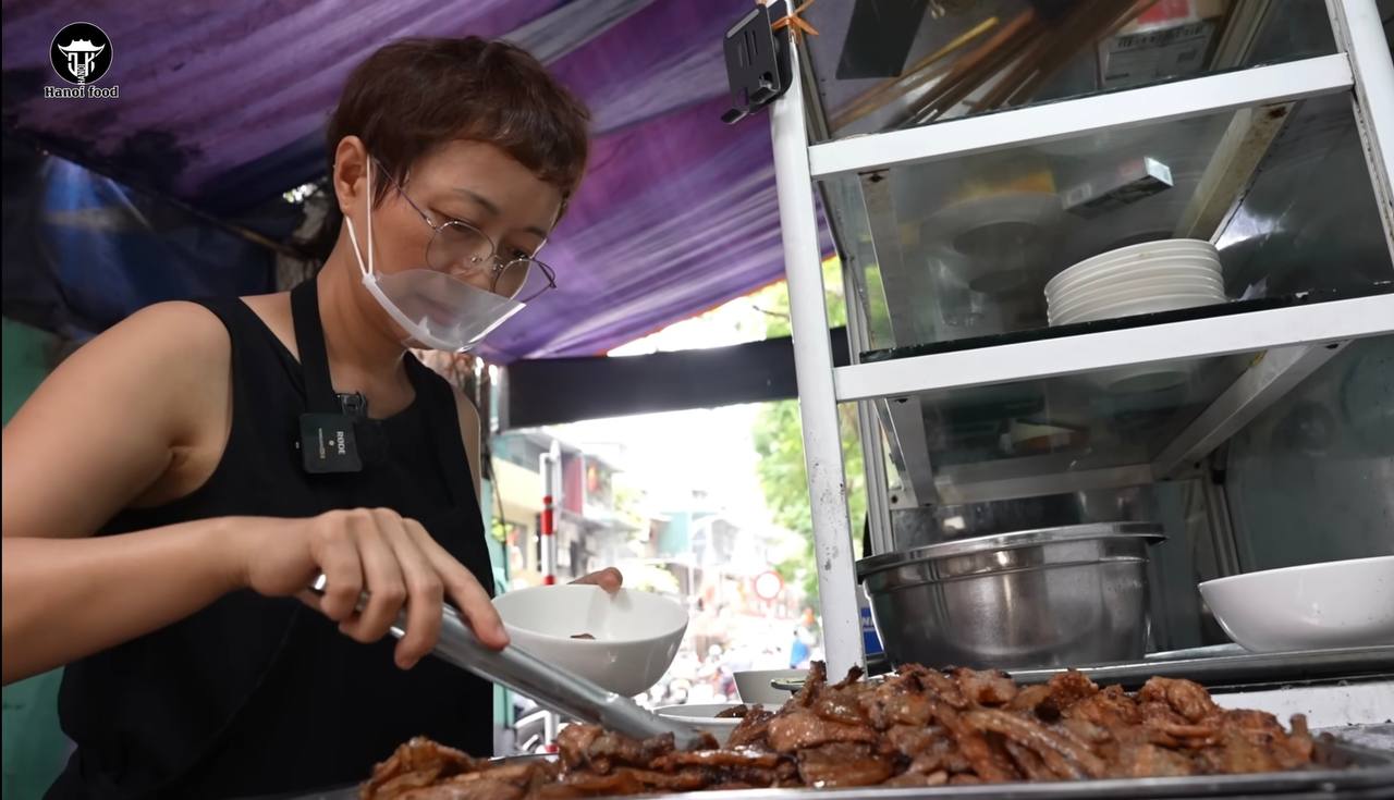 Cơ duyên mở quán bún chả đến với chị Tâm chỉ sau 3 ngày ăn thử một hàng ở Khương Trung