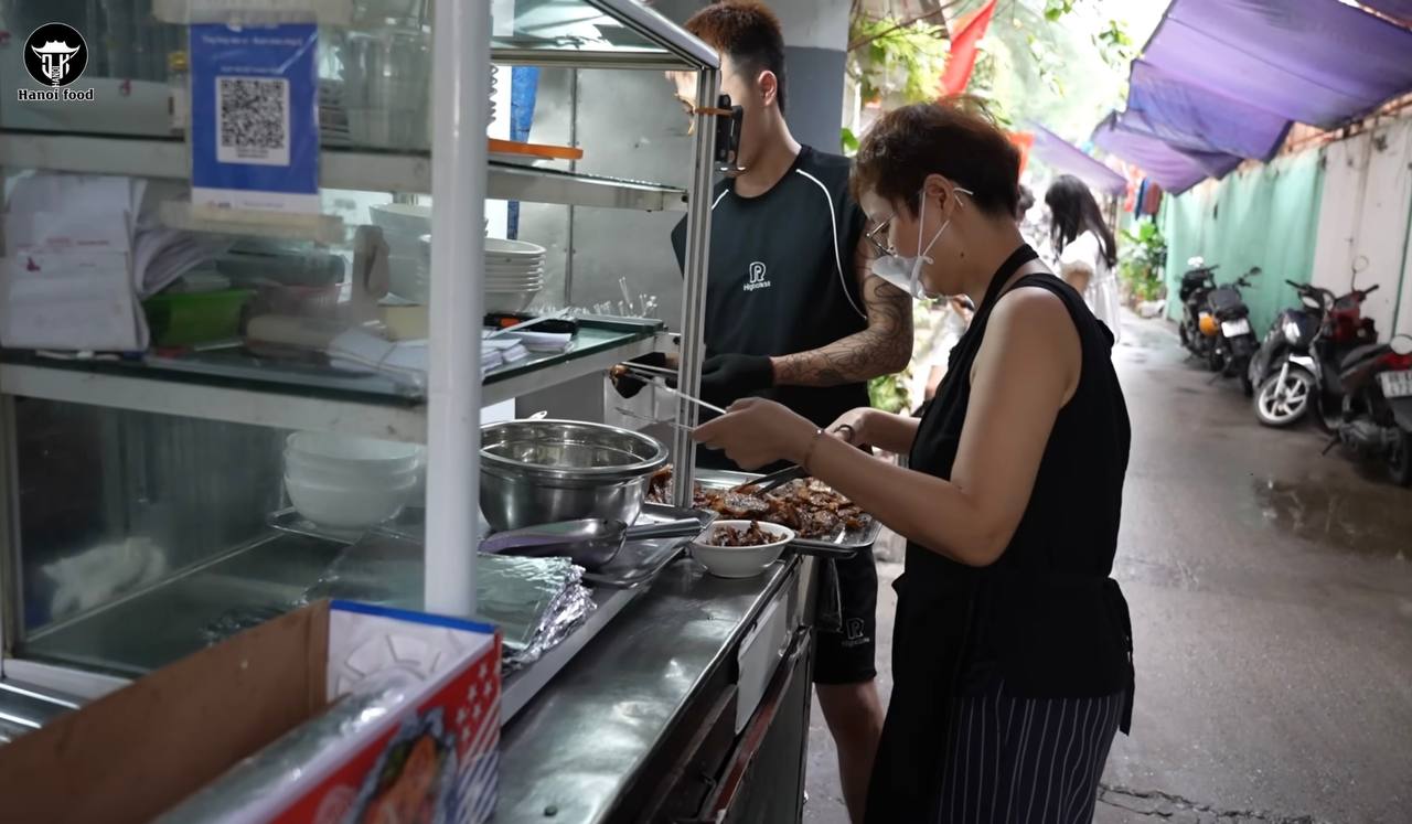 Ly hôn 10 năm vẫn giữ tên chồng cũ trên biển hiệu, chủ quán bún chả Hà Nội tiết lộ lúc mở quán chỉ học nghề đúng 3 ngày