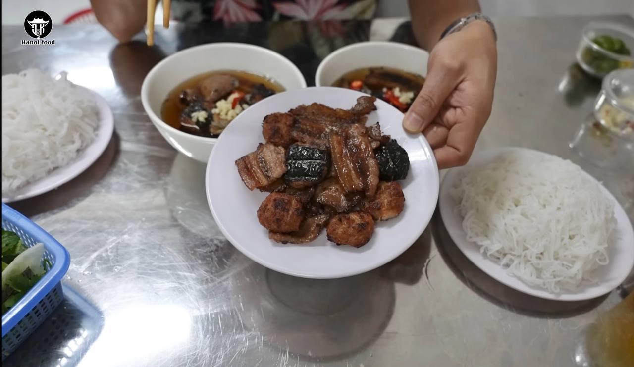 Ly hôn 10 năm vẫn giữ tên chồng cũ trên biển hiệu, chủ quán bún chả Hà Nội tiết lộ lúc mở quán chỉ học nghề đúng 3 ngày