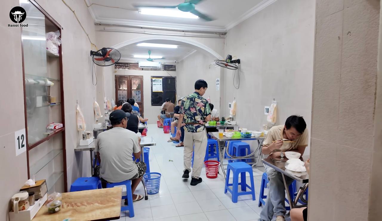 Ly hôn 10 năm vẫn giữ tên chồng cũ trên biển hiệu, chủ quán bún chả Hà Nội tiết lộ lúc mở quán chỉ học nghề đúng 3 ngày