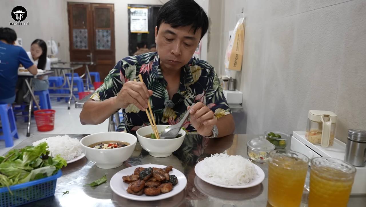 YouTuber Hanoi Food thưởng thức và dành lời khen cho bún chả Quang Tâm