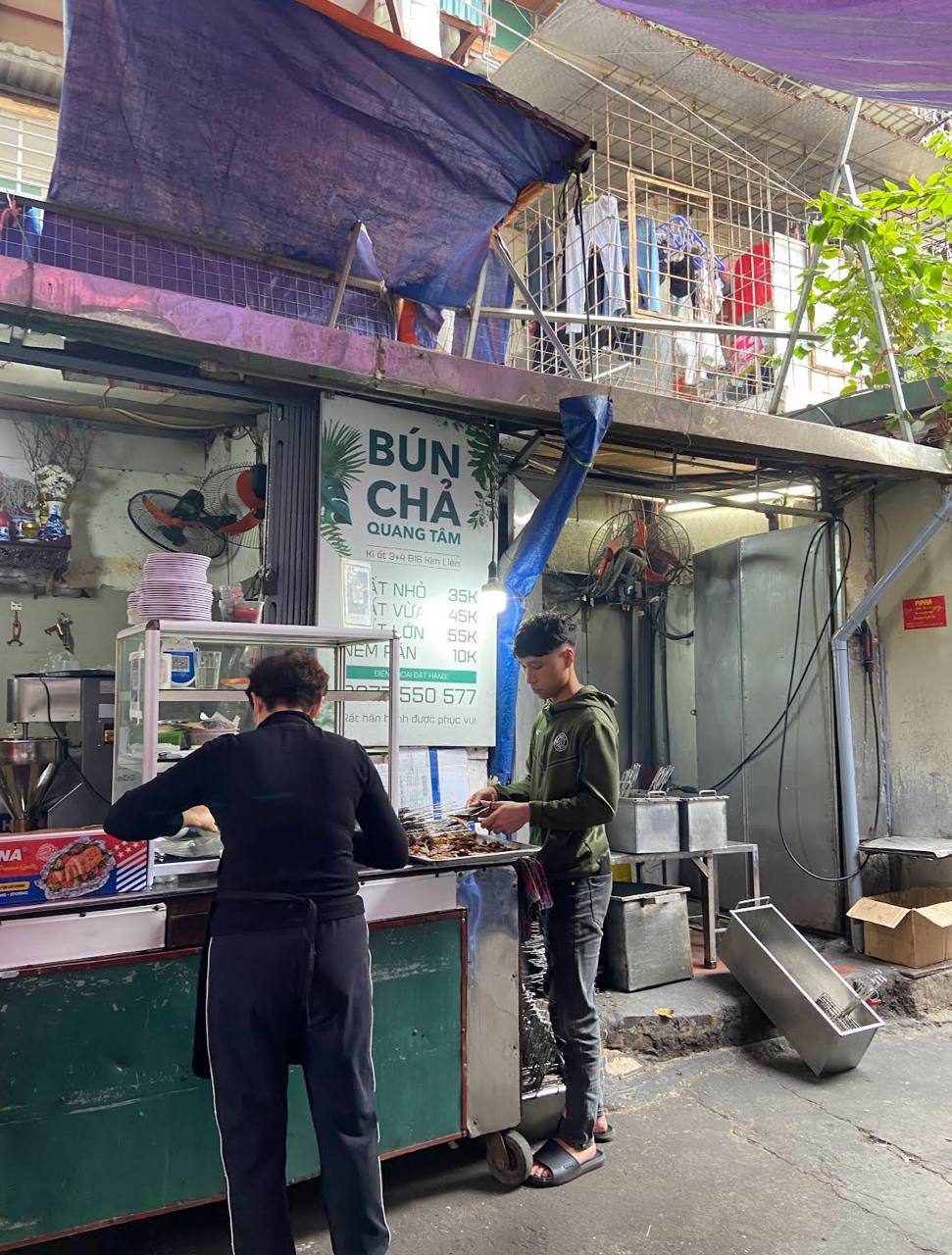 Ly hôn 10 năm vẫn giữ tên chồng cũ trên biển hiệu, chủ quán bún chả Hà Nội tiết lộ lúc mở quán chỉ học nghề đúng 3 ngày