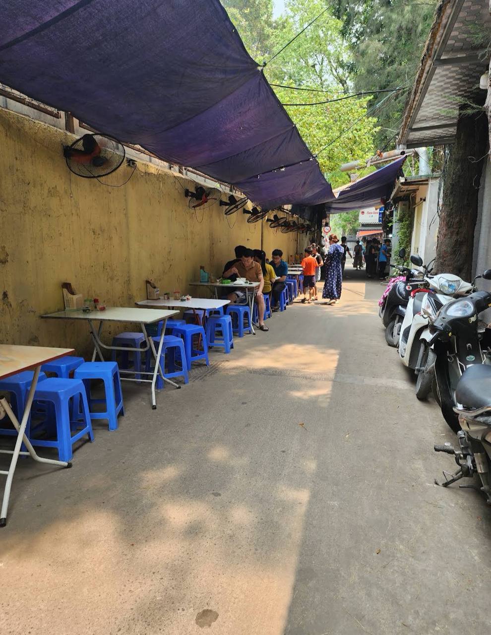 Ly hôn 10 năm vẫn giữ tên chồng cũ trên biển hiệu, chủ quán bún chả Hà Nội tiết lộ lúc mở quán chỉ học nghề đúng 3 ngày