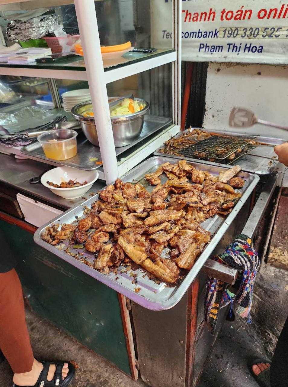 Ly hôn 10 năm vẫn giữ tên chồng cũ trên biển hiệu, chủ quán bún chả Hà Nội tiết lộ lúc mở quán chỉ học nghề đúng 3 ngày