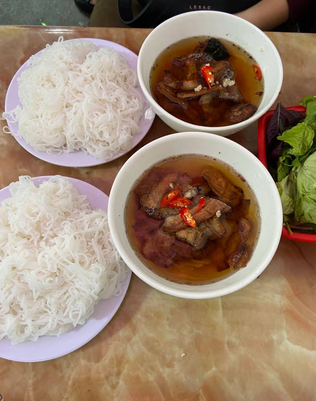 Ly hôn 10 năm vẫn giữ tên chồng cũ trên biển hiệu, chủ quán bún chả Hà Nội tiết lộ lúc mở quán chỉ học nghề đúng 3 ngày