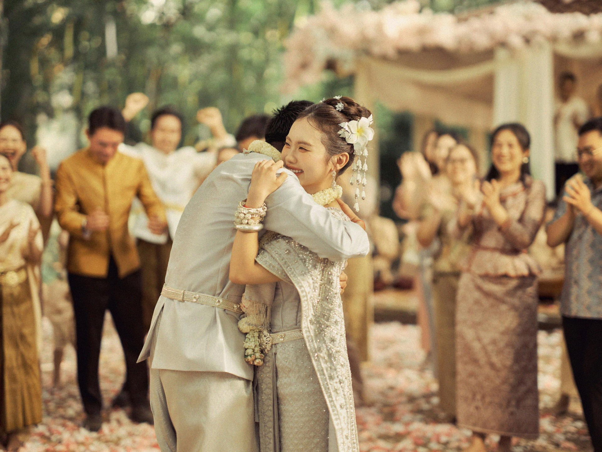 ... được lồng ghép khéo léo với nghi lễ trang trọng