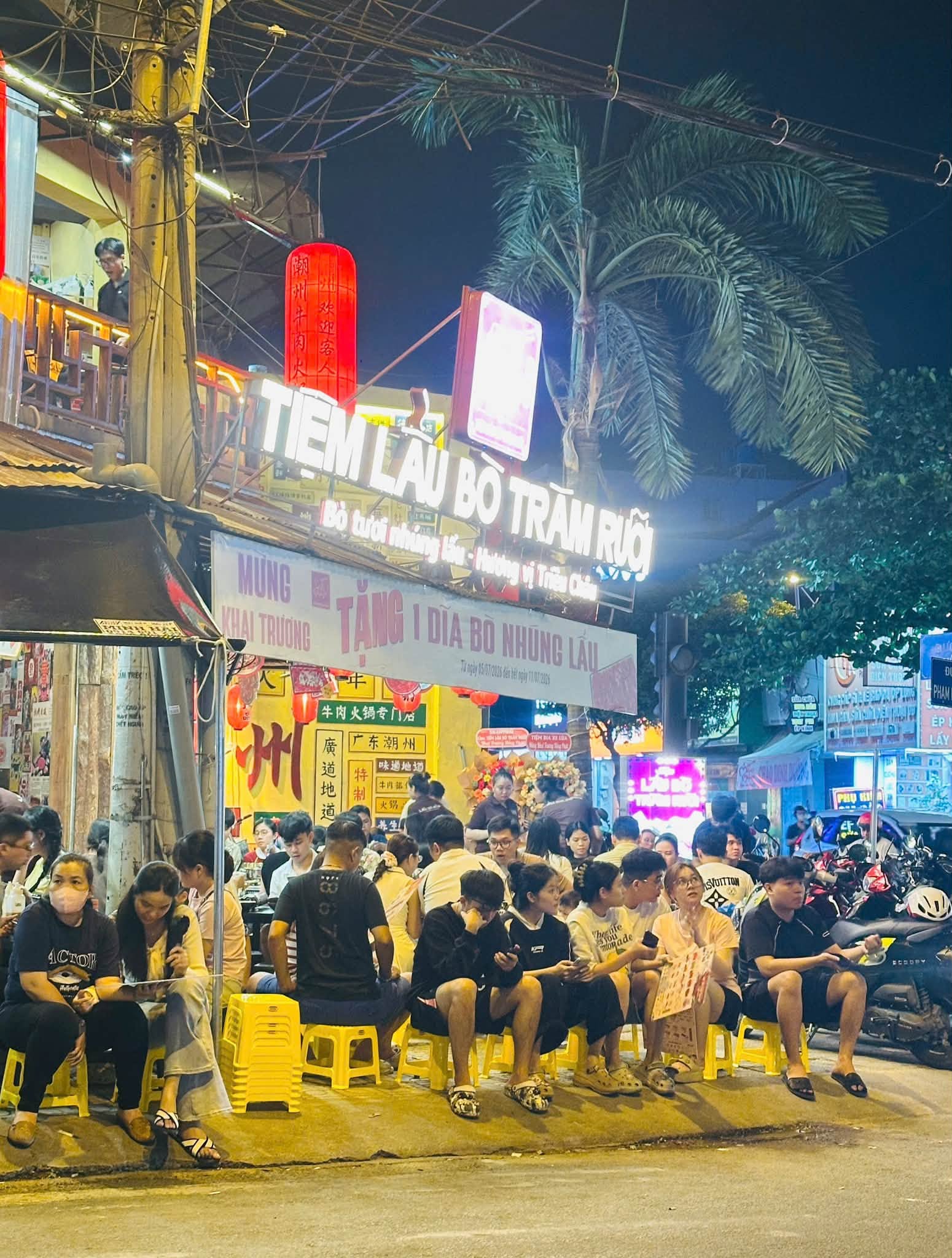 Chi nhánh nào của tiệm lẩu này cũng đông nghịt khách ngồi chờ