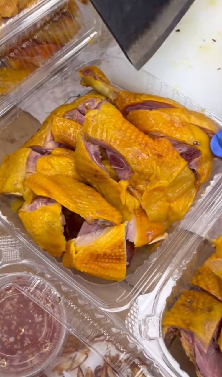 Các món ăn Việt được bán tại chợ như gà ủ muối, gà luộc, dồi, bánh tráng trộn...