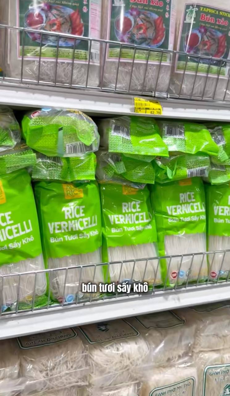 Ngoài ra còn có nhiều mặt hàng phục vụ nhu cầu ăn uống của người Việt như mì tôm, gạo ST25, các loại gia vị, thực phẩm đóng gói