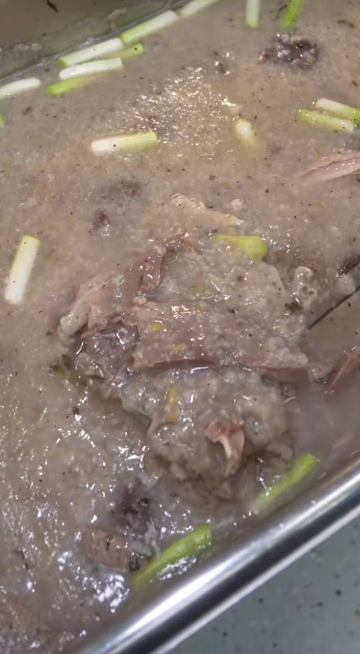 Một số món Việt khác được bán ở đây như cháo lòng, các loại dưa cà, xôi, chè cũng đắt hàng