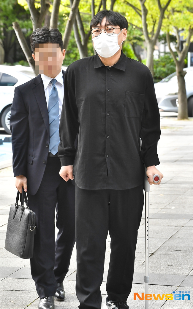 Lee Jin Ho có dáng vẻ tiều tụy. Anh đi lại khó khăn chậm chạp, phải chống nạng. Ảnh: Newsen.