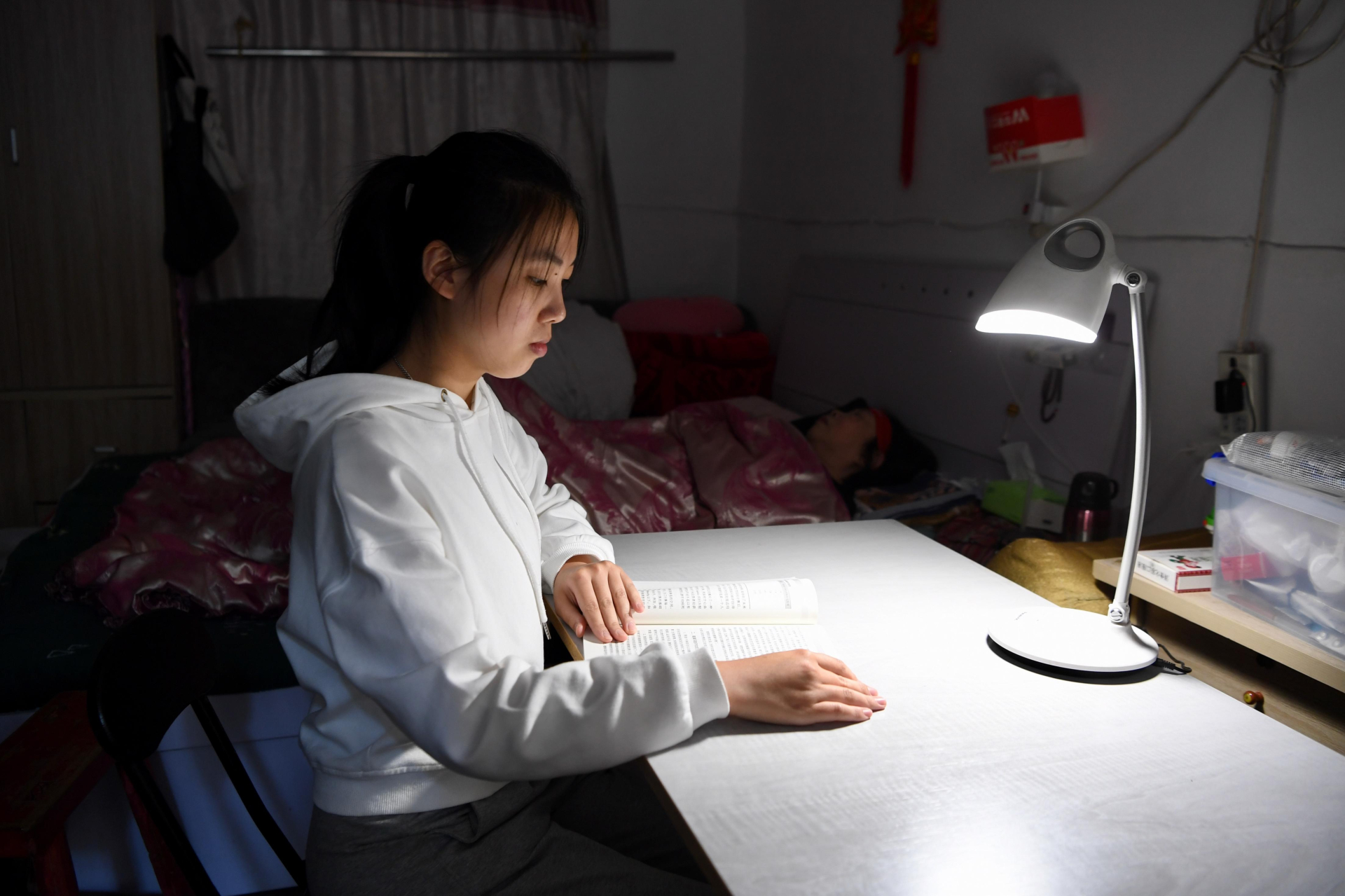 Khi con gái đỗ đại học, người mẹ này đã xin cho con ở nhờ nhà một họ hàng (Ảnh minh họa)