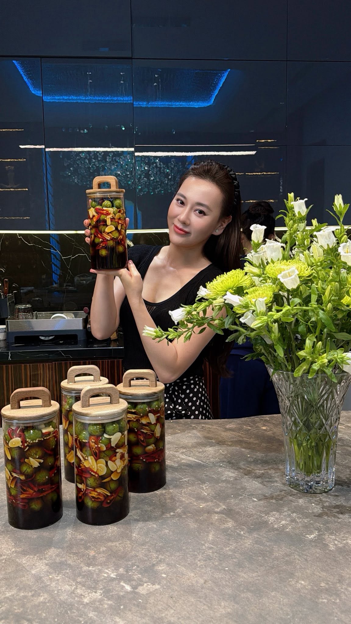 Phương Oanh tích cực hoạt động trên mạng xã hội sau thời gian dài im ắng (Ảnh: FBNV)