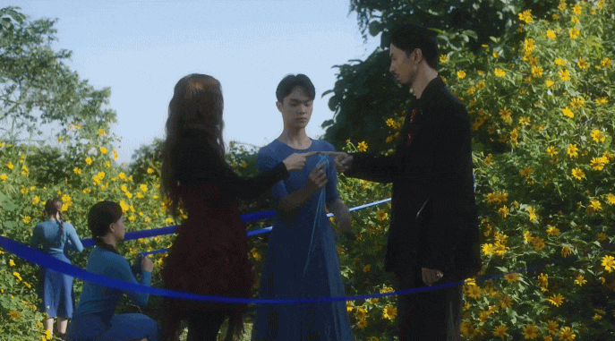 Đen Vâu và Hoàng Thùy Linh thực hiện nghi lễ kết đôi ở đầu MV Miền Đất Hứa