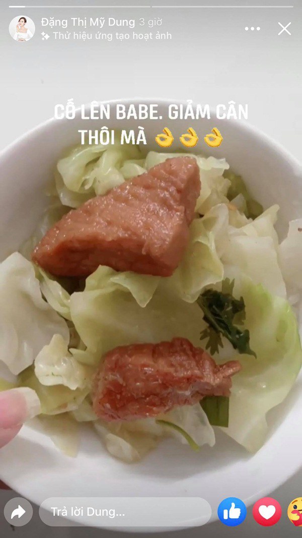 Midu tự nấu ăn, làm nước ép. Ảnh: FBNV.