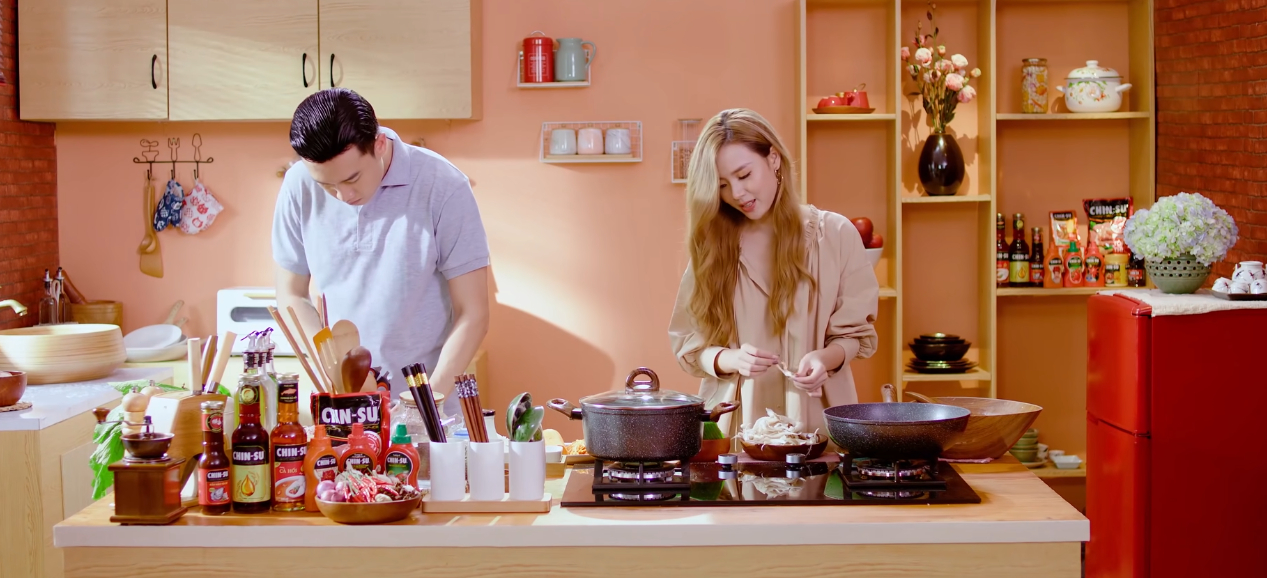 Midu phụ nấu ăn trong show Vào bếp đi con cùng Quốc Trường. Nguồn: Quốc Trường Official