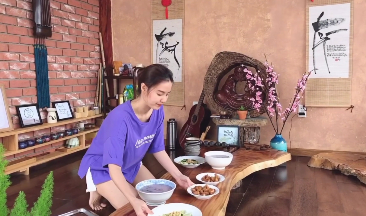 Midu trổ tài nấu cơm nhà ở Đà Lạt vào năm 2020. Nguồn: Midu Official