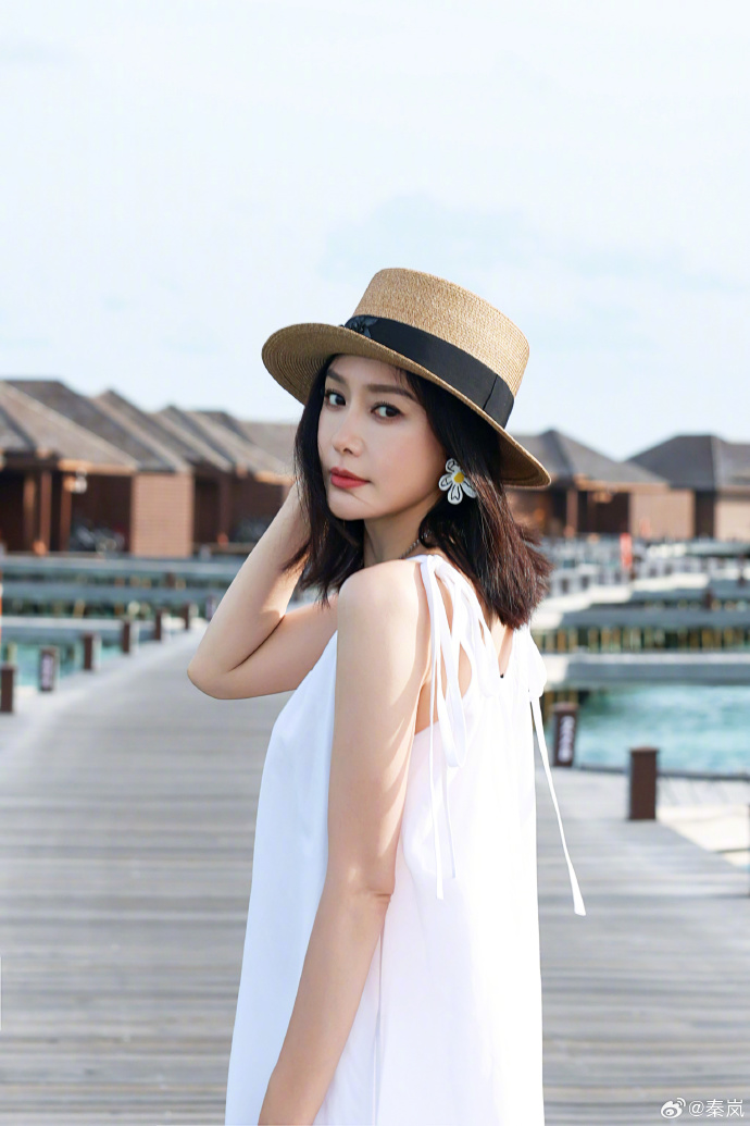 Ngũ quan hài hoà ở tuổi 47 của Tần Lam