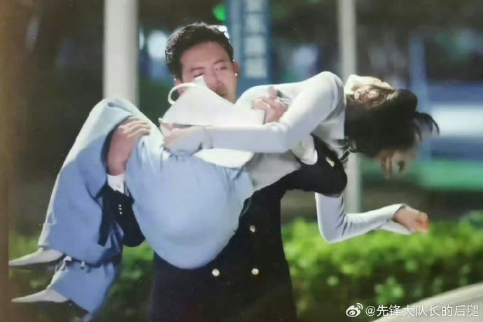 Ở tuổi U50, nữ diễn viên vẫn sở hữu vóc dáng thon gọn, tỷ lệ eo hông chân hoàn hảo. Ảnh: Weibo.