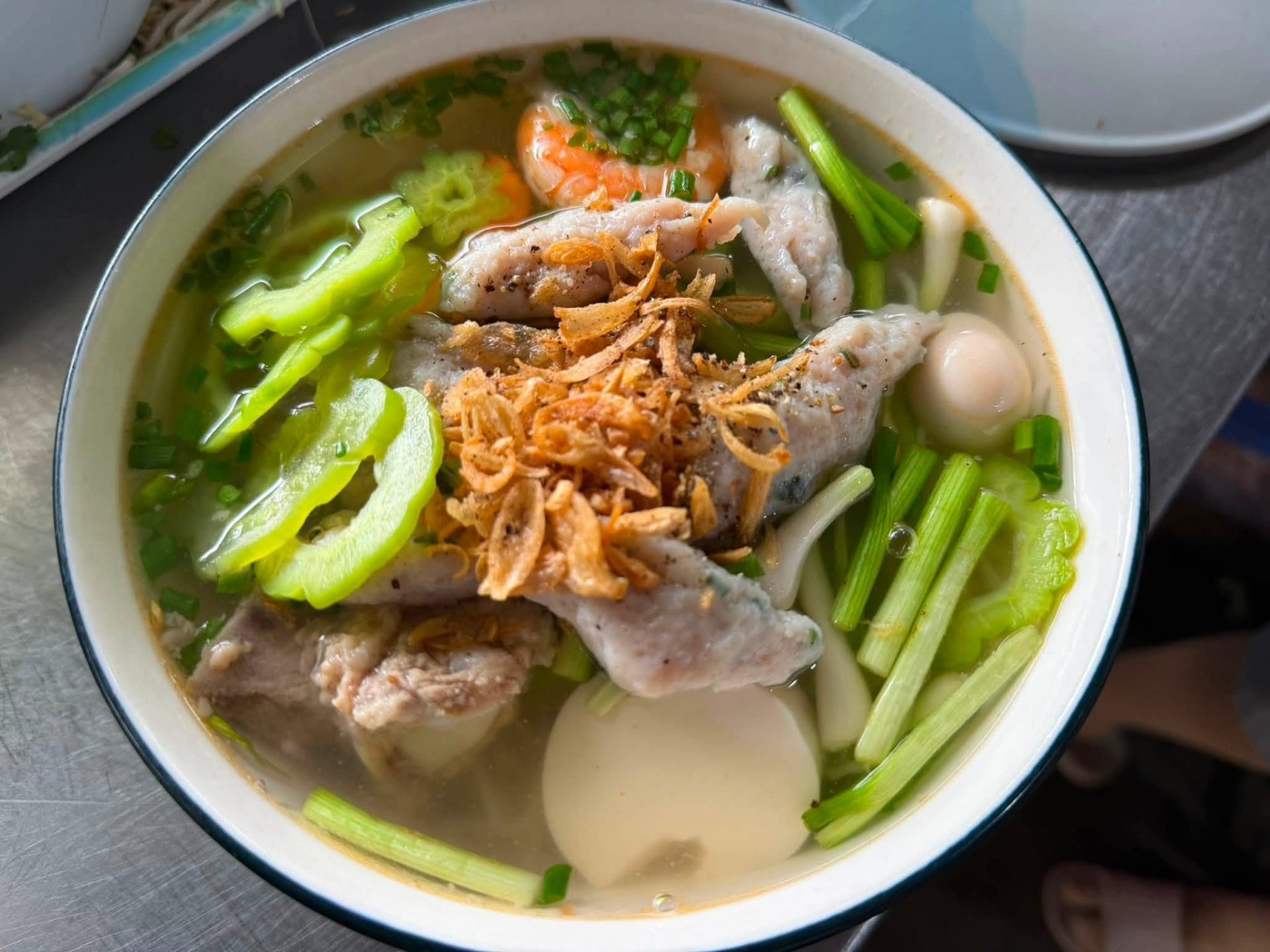 Bị Trấn Thành chỉ chỗ, quán ăn không biển hiệu ở TP.HCM khiến khách ruột lo mất chỗ ngồi
