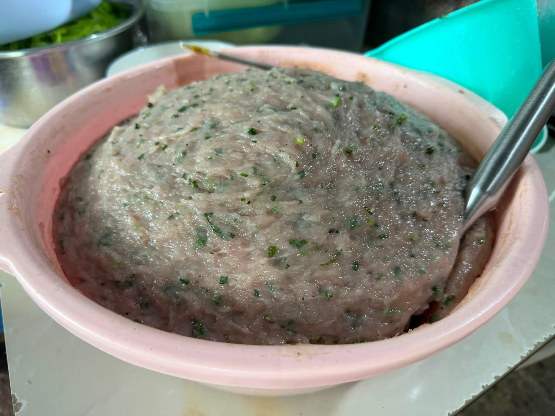 Bị Trấn Thành chỉ chỗ, quán ăn không biển hiệu ở TP.HCM khiến khách ruột lo mất chỗ ngồi