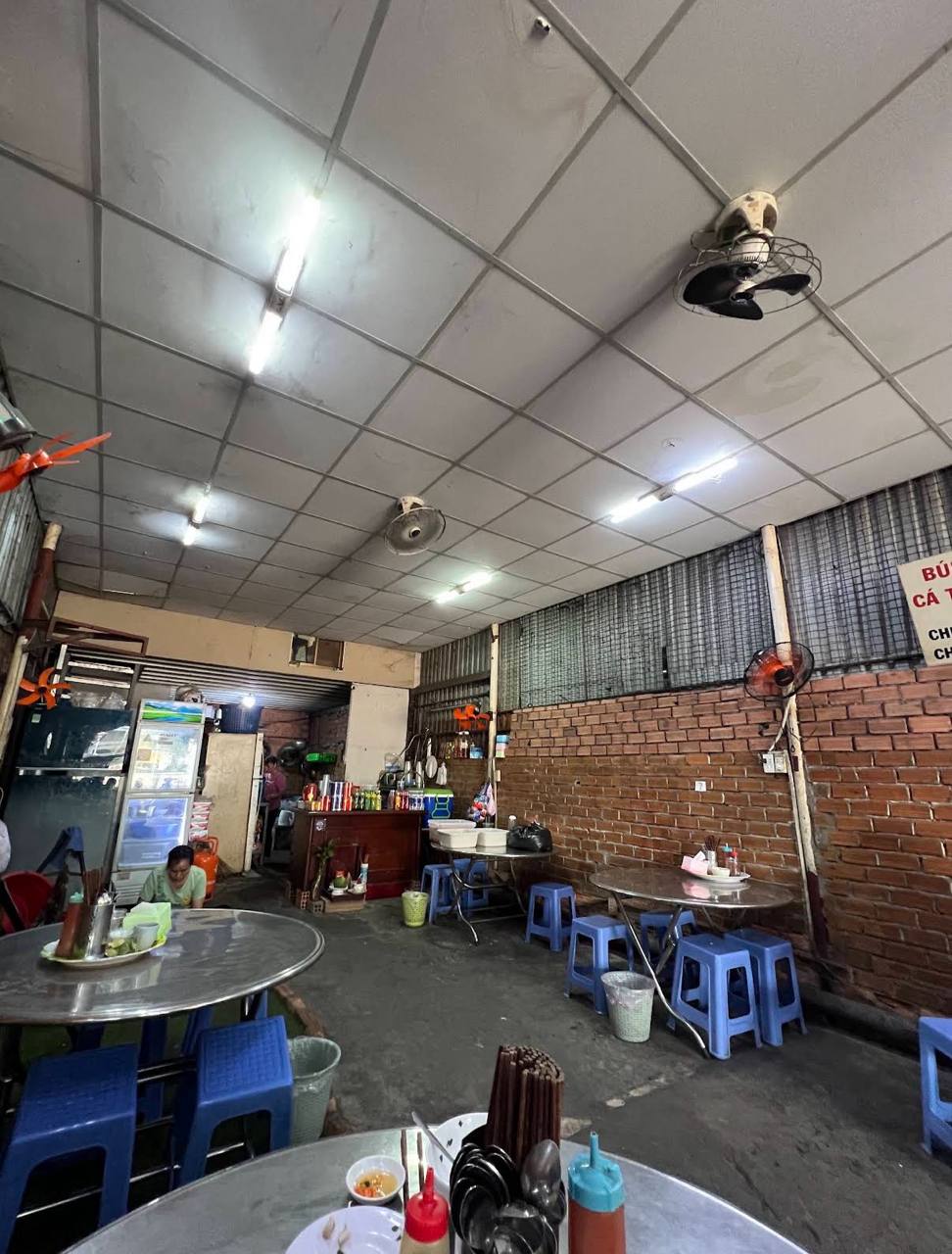 Không gian của quán bún cá mang đúng tinh thần một hàng ăn bình dân. Ảnh: Google Review