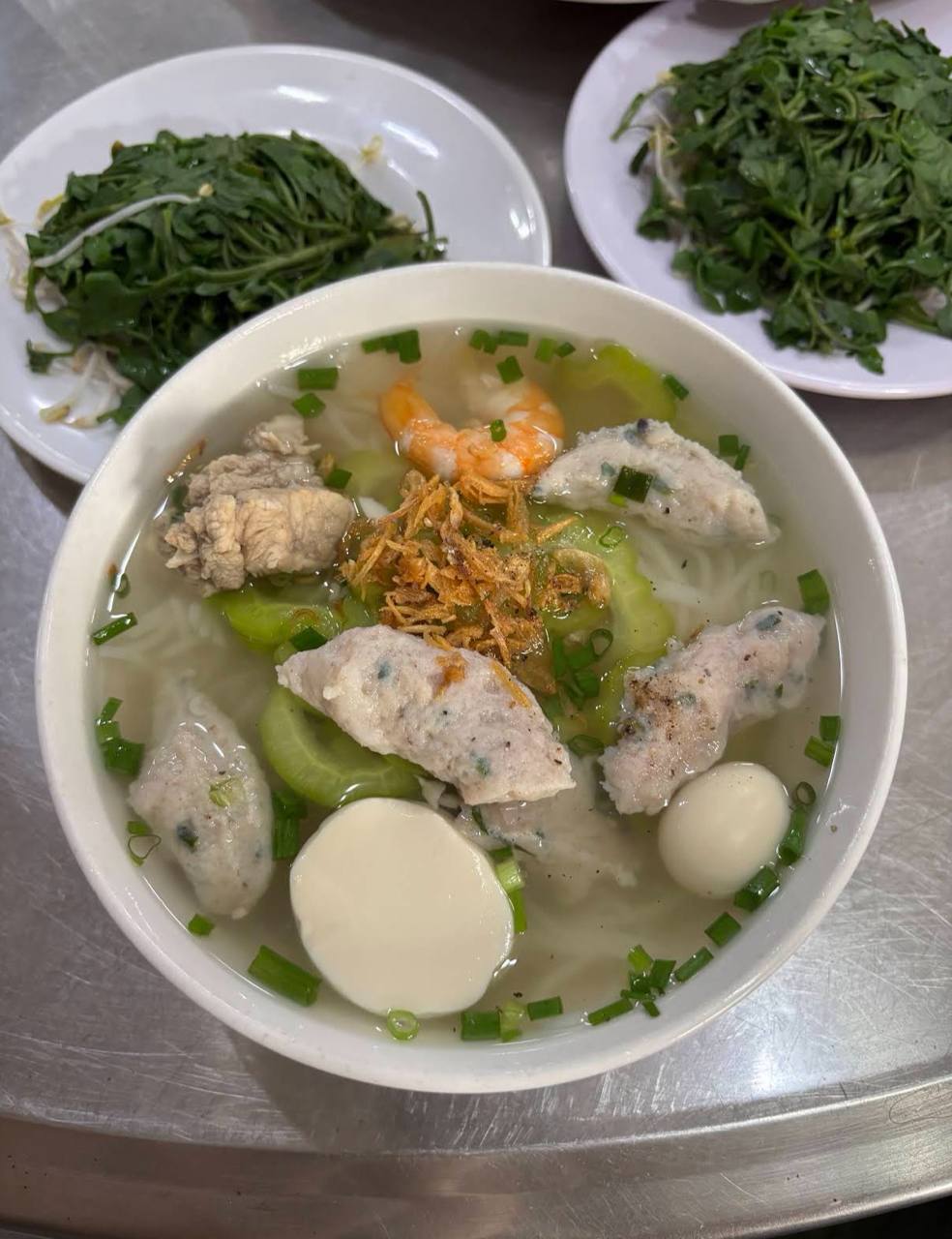 Bị Trấn Thành chỉ chỗ, quán ăn không biển hiệu ở TP.HCM khiến khách ruột lo mất chỗ ngồi