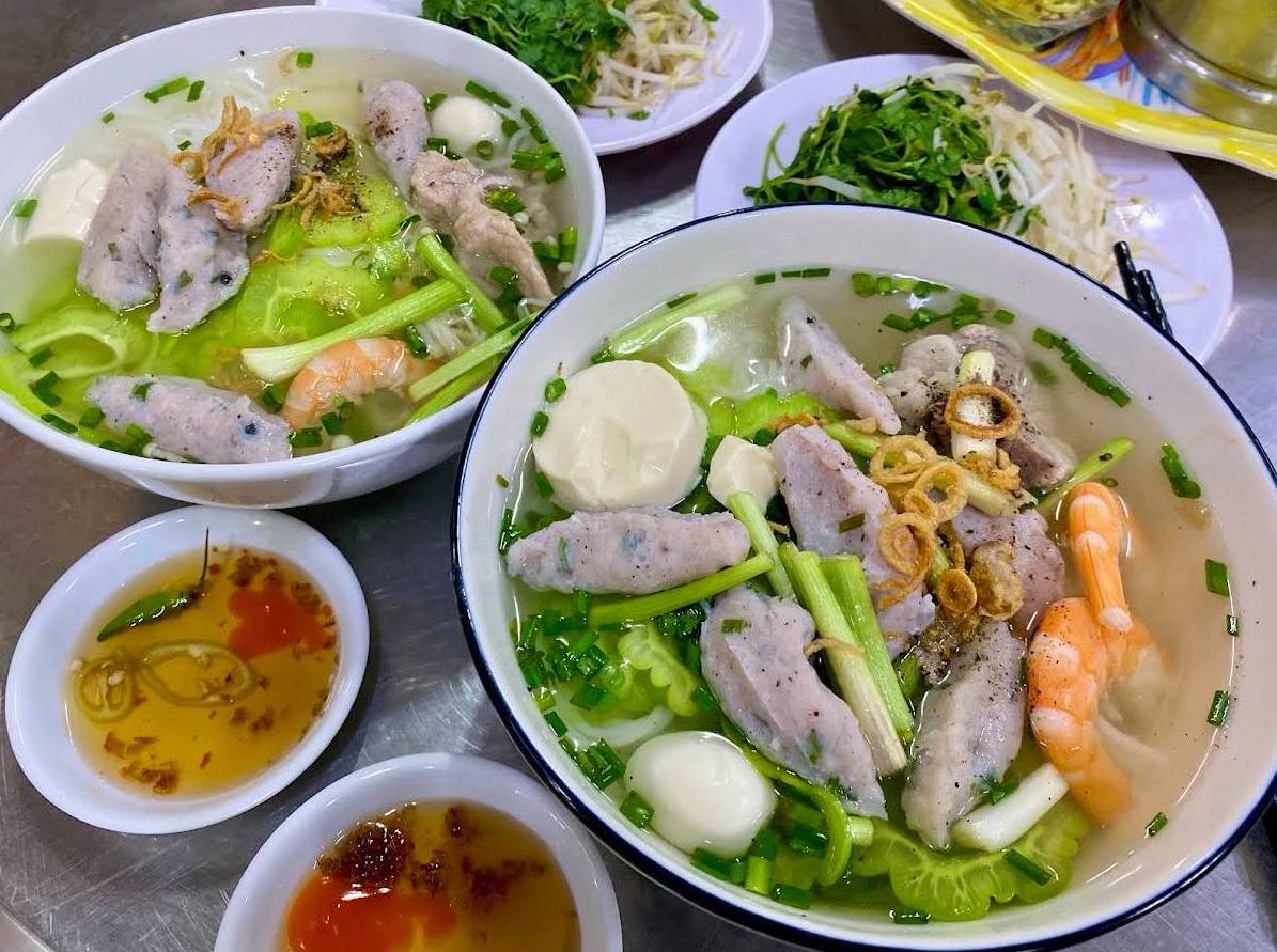 Điểm đáng chú ý nhất của món ăn nằm ở phần topping khá phong phú.