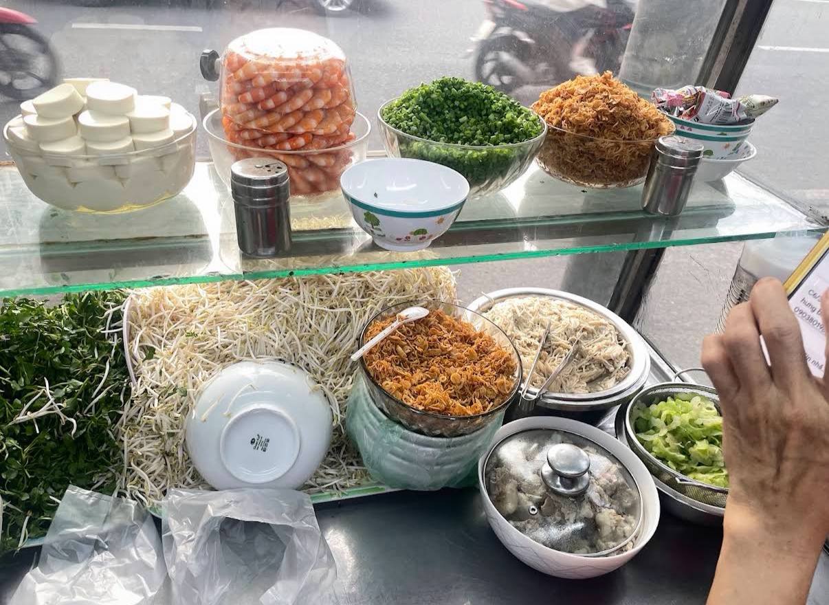 Khu vực chế biến được đặt bên ngoài, các nguyên liệu được sắp xếp tương đối gọn gàng, sạch sẽ. Ảnh: Google Review