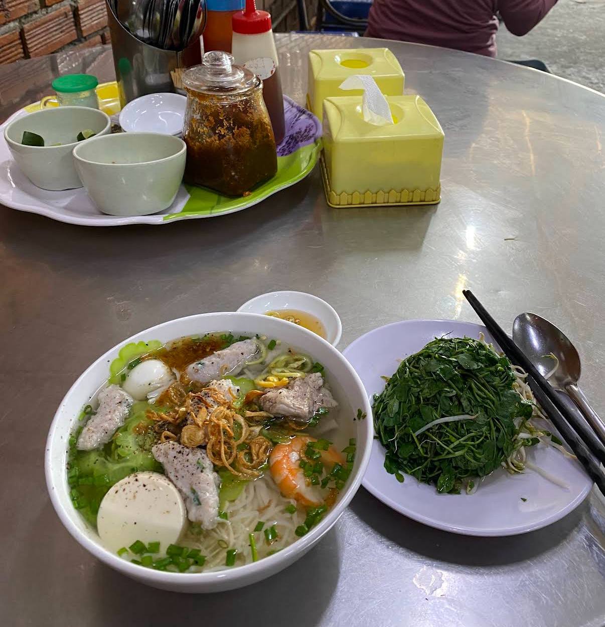 Bị Trấn Thành chỉ chỗ, quán ăn không biển hiệu ở TP.HCM khiến khách ruột lo mất chỗ ngồi