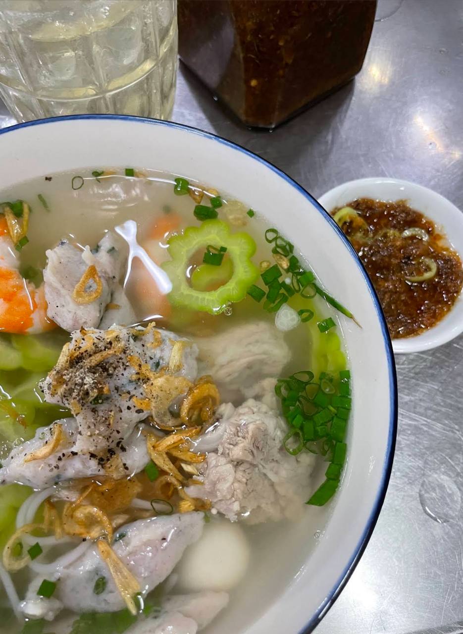 Phần cá có độ dai vừa phải, vẫn giữ được vị ngọt tự nhiên; nước dùng thanh, không quá đậm hay nêm nếm nặng tay. Ảnh: Google Review