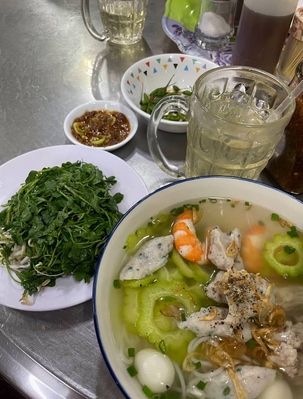 Bị Trấn Thành chỉ chỗ, quán ăn không biển hiệu ở TP.HCM khiến khách ruột lo mất chỗ ngồi