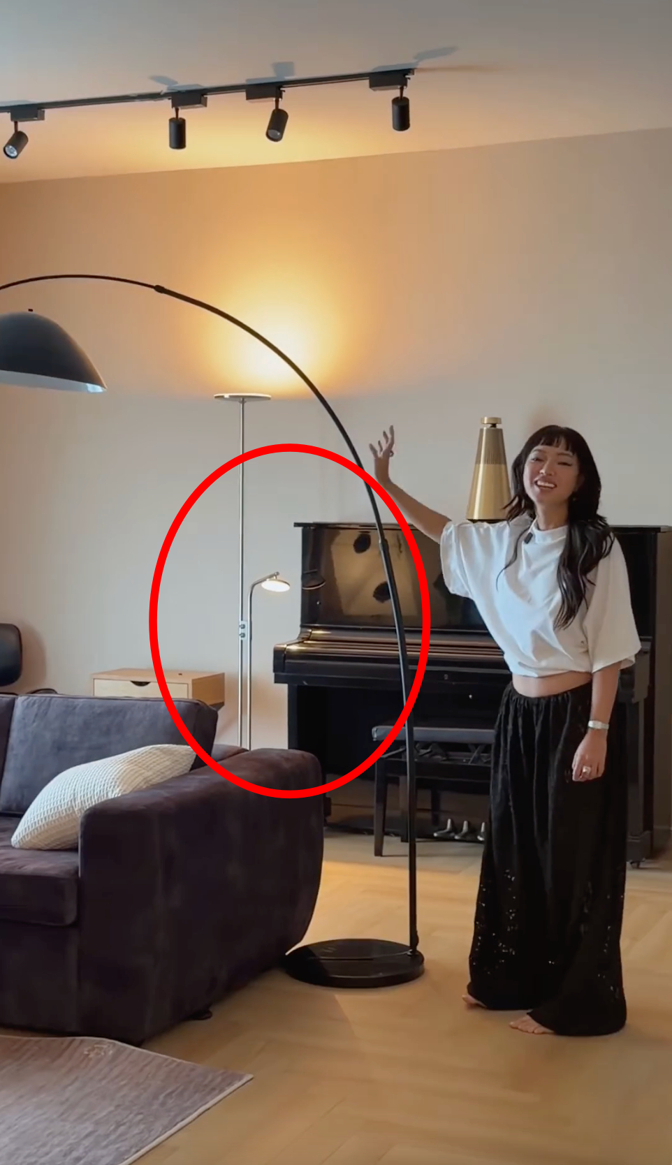 Trong phòng khách nhà mới của Châu Bùi cũng xuất hiện chiếc đàn piano giống với Binz sử dụng