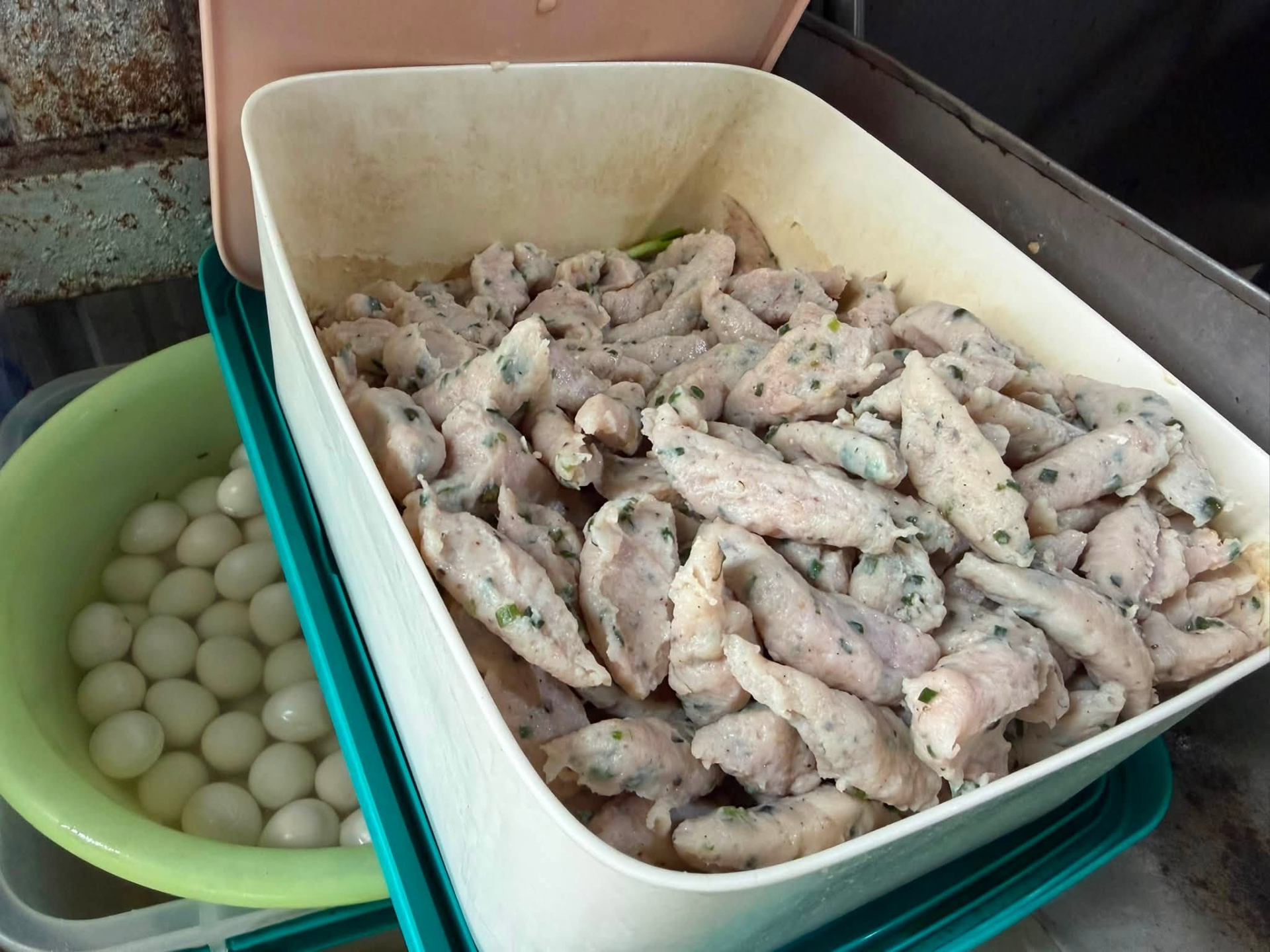 Bị Trấn Thành chỉ chỗ, quán ăn không biển hiệu ở TP.HCM khiến khách ruột lo mất chỗ ngồi