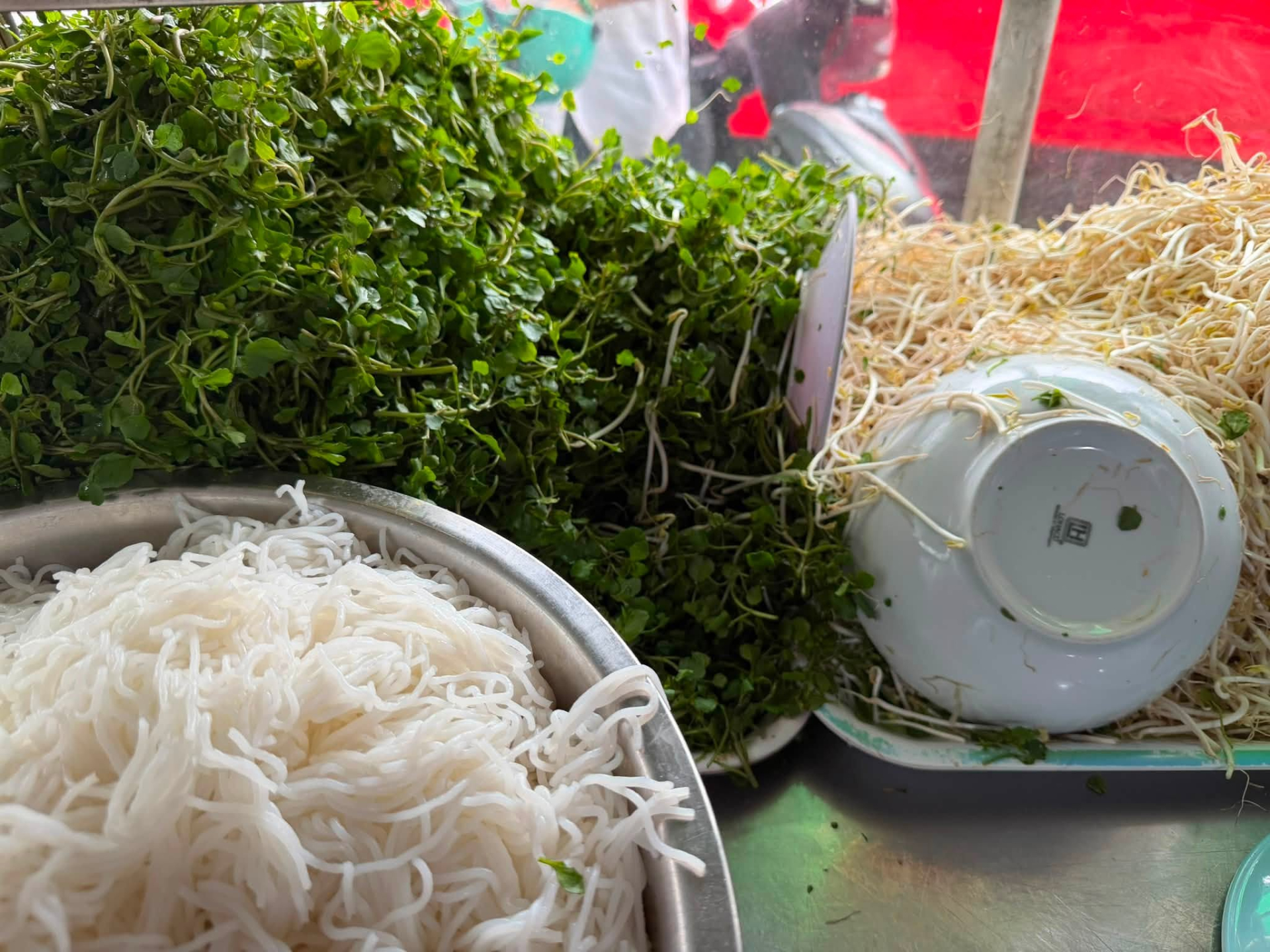 Trấn Thành đăng tải loạt hình ảnh cận cảnh một tô bún cá thác lác cùng nhiều nguyên liệu ăn kèm. Ảnh: Trấn Thành