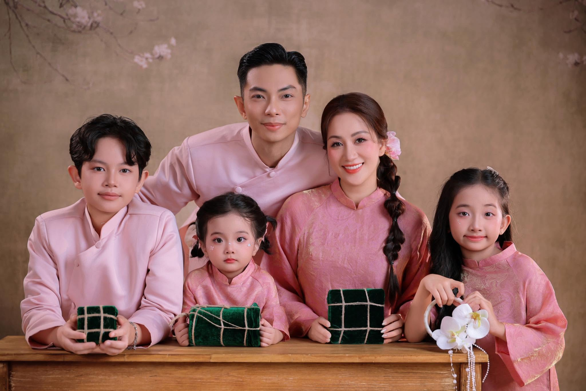 Mỗi khi có dịp lễ Tết, gia đình Khánh Thi cùng nhau nhiều bộ ảnh dễ thương không khác gì studio