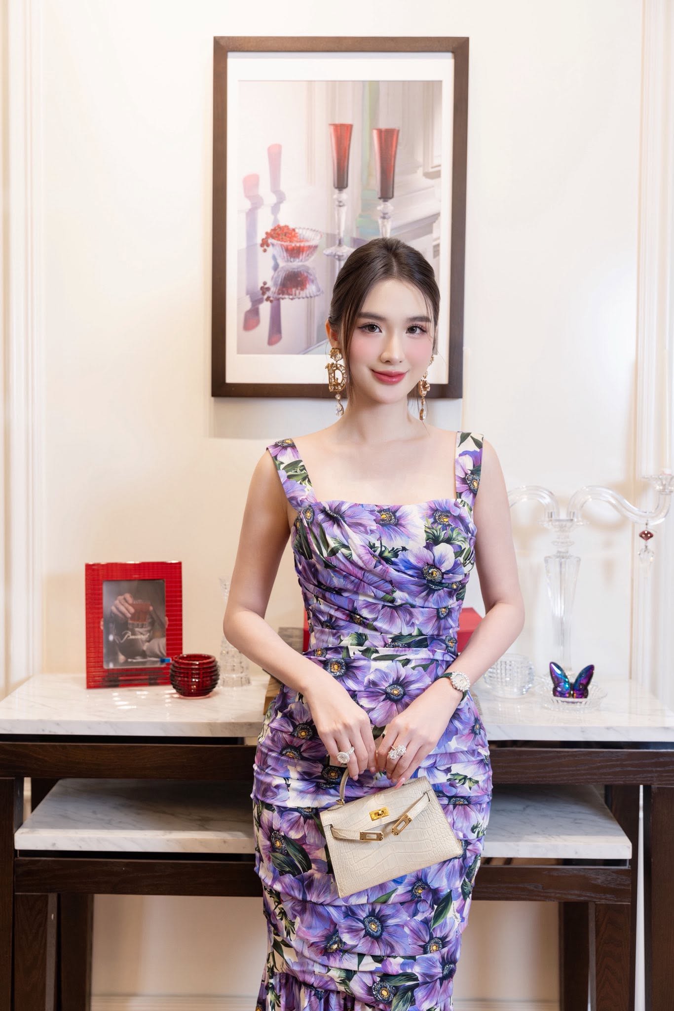 Phú bà Ngọc Loan chung khung hình với