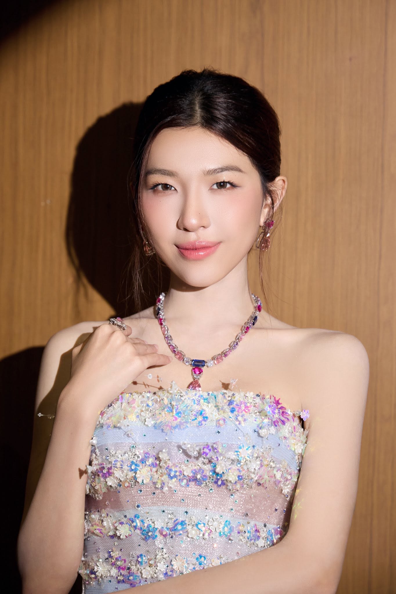 uy nhiên, từ album đầu tay Là Moon đến MV Chiếu tiếp tục cho thấy nữ ca sĩ vẫn cần thêm thời gian để hiểu rõ bản thân, hiểu khán giả và tìm được đội ngũ đồng hành phù hợp