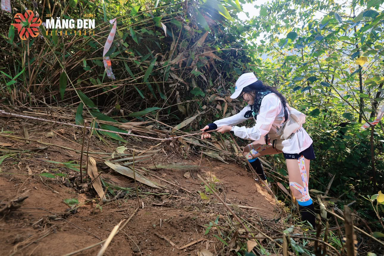 Trèo đèo lội suối, lăn lê bò toài là chuyện bình thường khi đi trail