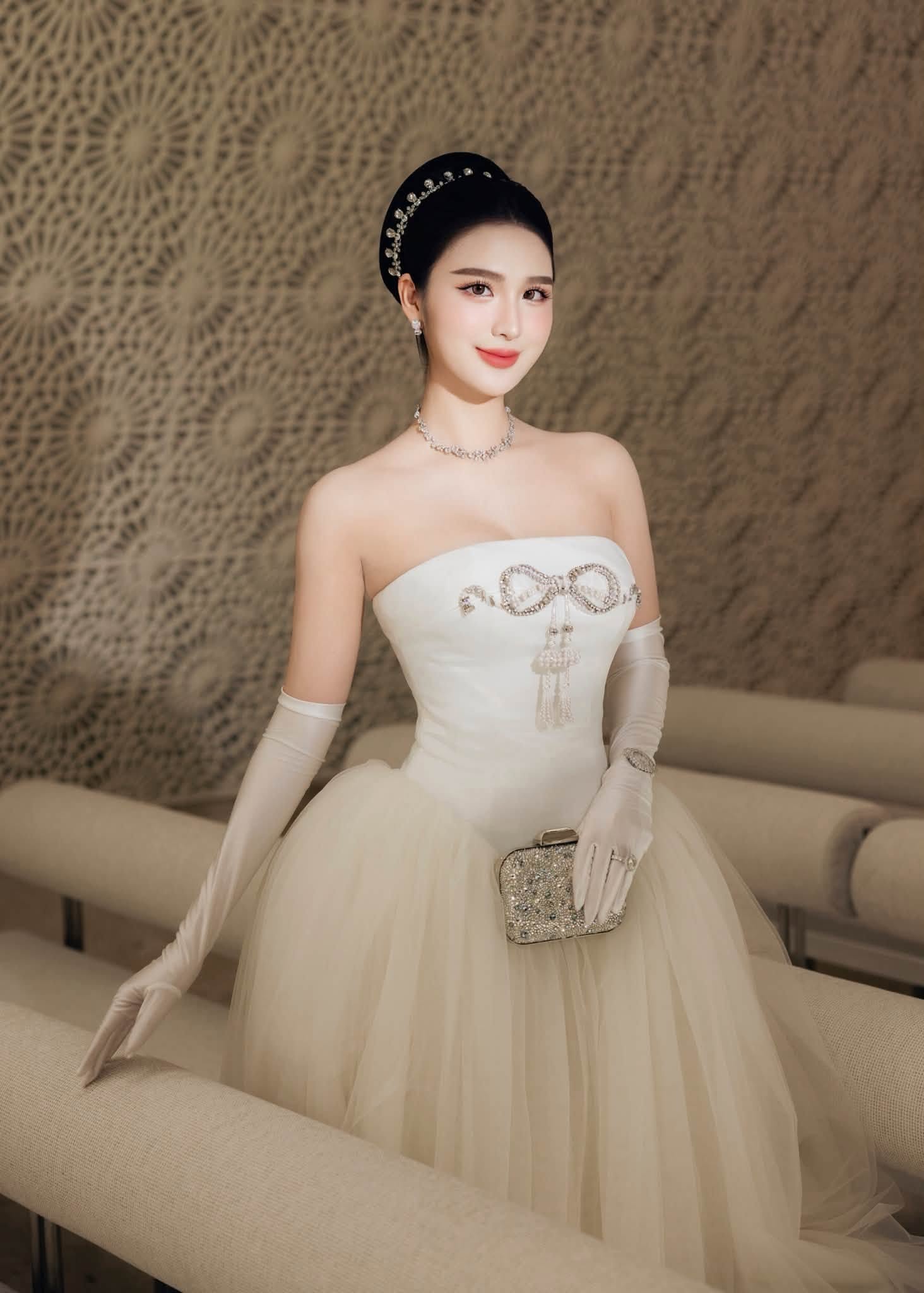 Phú bà Ngọc Loan chung khung hình với