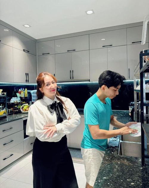 Bên trong cơ ngơi lấy màu xám, trắng làm chủ đạo