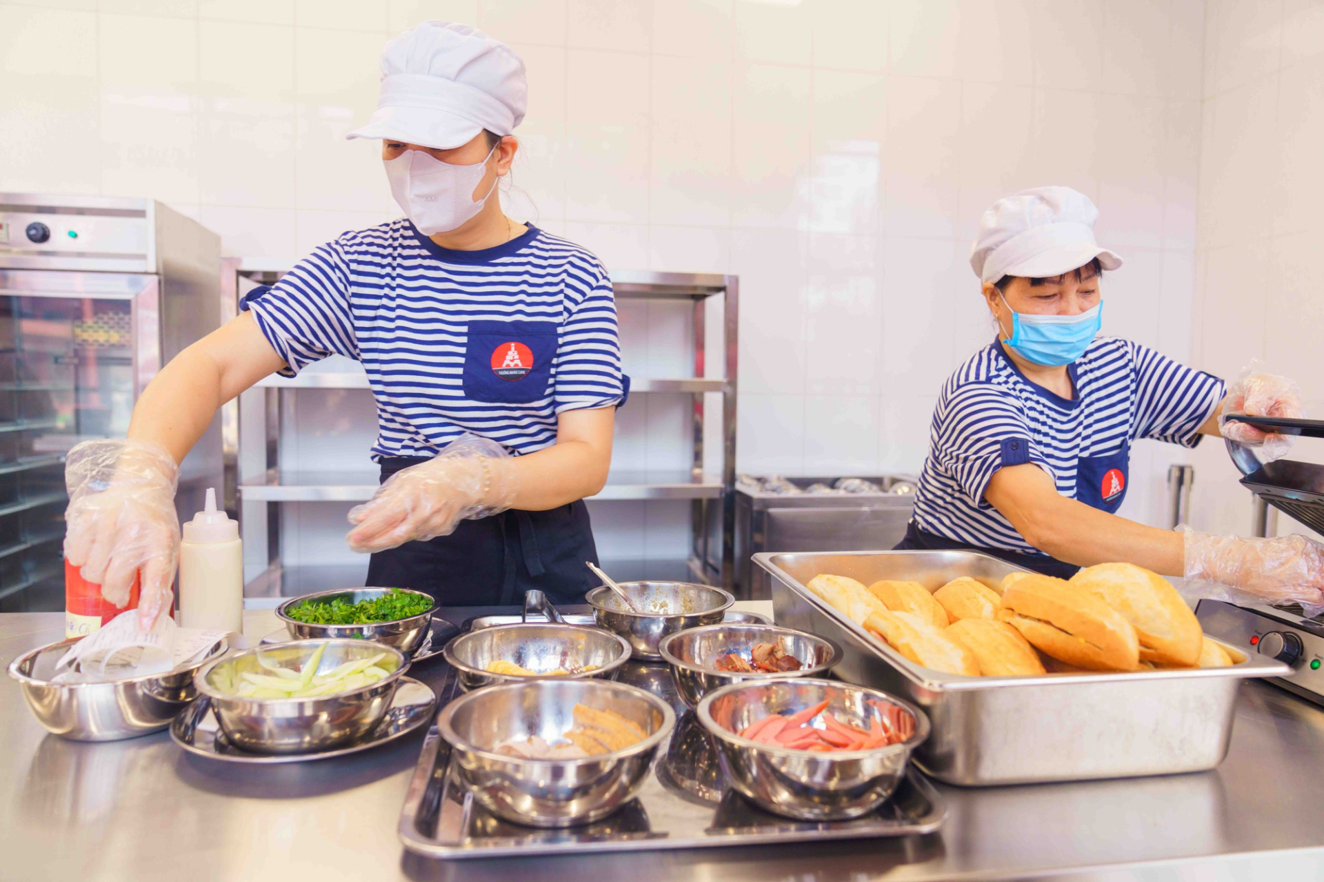 Bếp ăn, căng tin trường học và các đơn vị cung cấp suất ăn sẽ được tăng cường kiểm tra định kỳ và đột xuất (Ảnh: An Đông)
