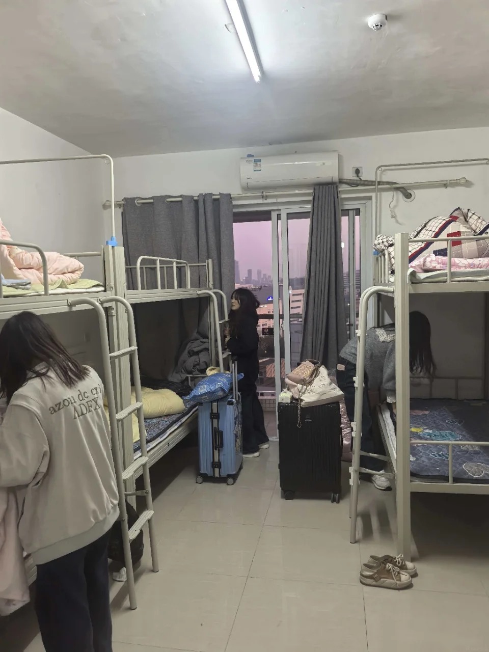 Hầu hết ký túc xá sinh viên đều dùng giường tầng. Ảnh minh họa Xiaohongshu.