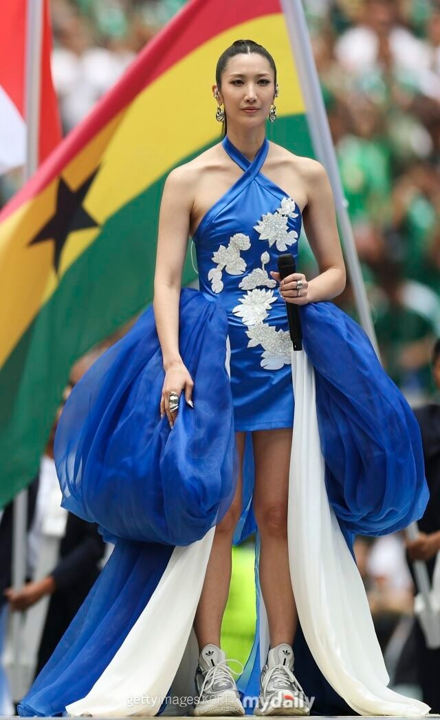 Nữ ca sĩ biểu diễn tại lễ khai mạc World Cup 2026. Ảnh: X, Mydaily. 