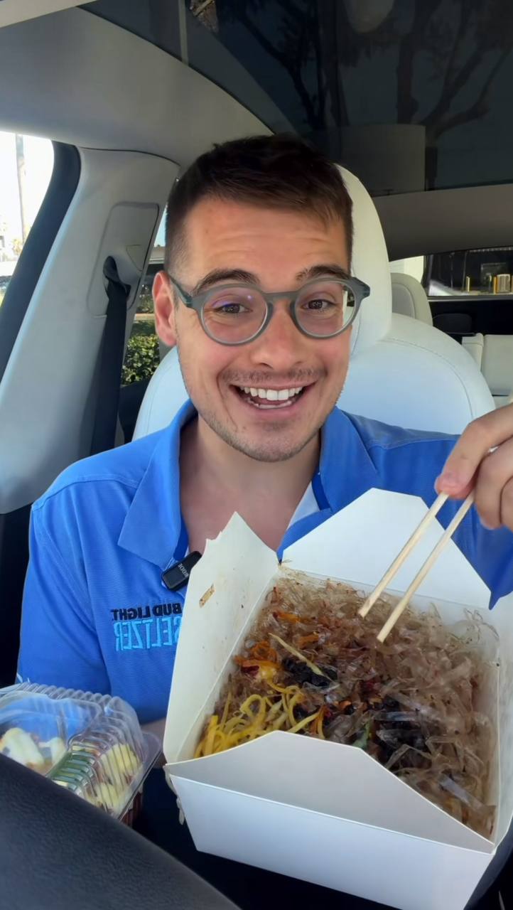 Video Elliott ăn bánh tráng trộn thu hút tới hàng triệu lượt xem