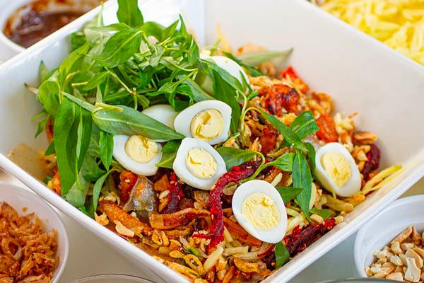 Bánh tráng trộn được làm từ những nguyên liệu như bánh tráng cắt sợi, xoài xanh, khô bò hoặc khô mực, trứng cút, rau răm, đậu phộng, hành phi cùng các loại muối hòa với nước sốt.