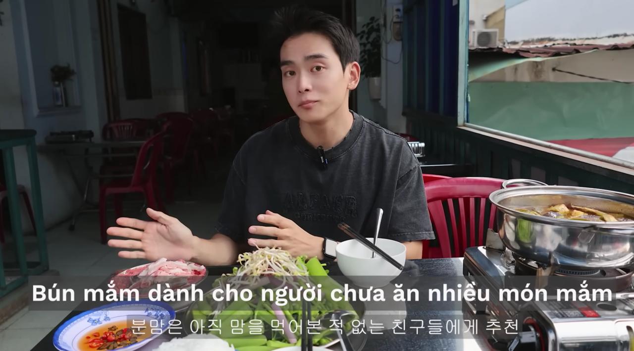 Jongrak đưa ra một cách phân biệt khá thú vị giữa bún mắm và lẩu mắm.