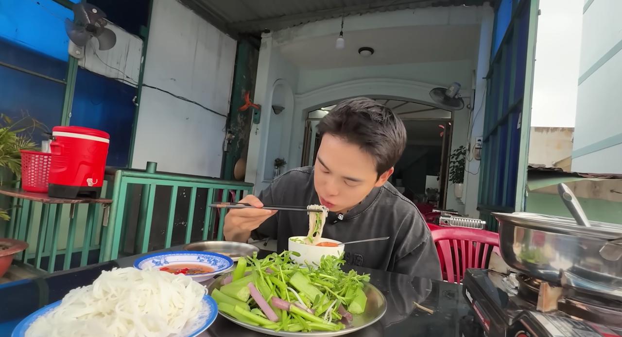 Jongrak cũng chia sẻ thêm kinh nghiệm như một người sành sỏi, đó là ăn kèm rau để vị mắm không quá nồng