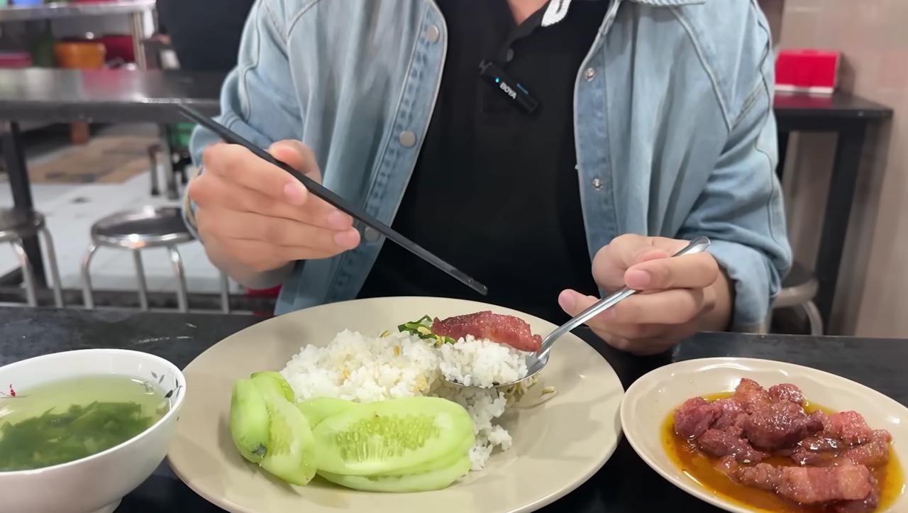 Video thử 3 món ăn từ mắm Việt của Jongrak nhận được nhiều phản hồi tích cực từ khán giả Việt Nam